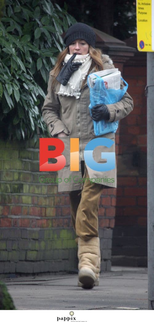 Cat Deeley Grabs Morning Papers in London