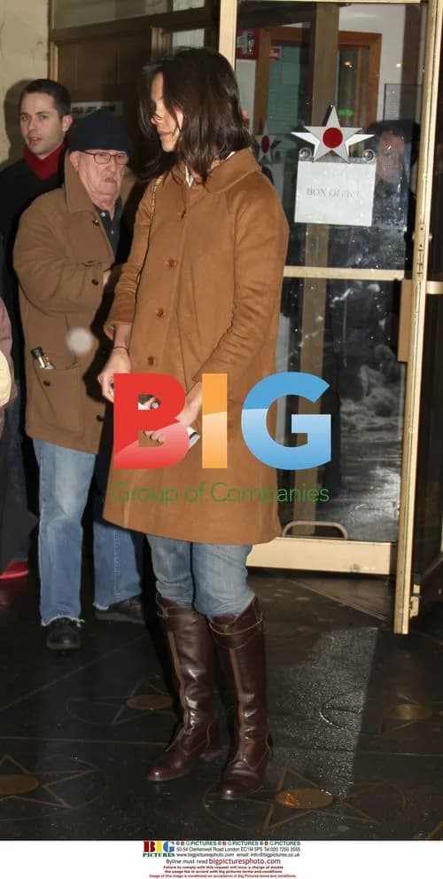 Katie Holmes Leaves Theatre, Goes to Bakery