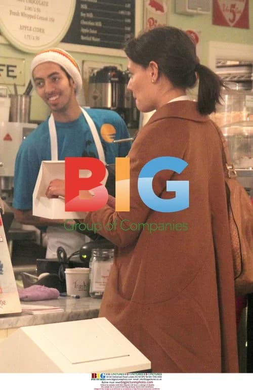 Katie Holmes Visits Magnolia Bakery in NYC