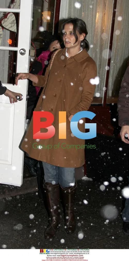 Katie Holmes visits NYC bakery