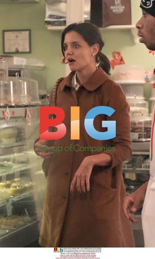 Katie Holmes Visits Magnolia Bakery
