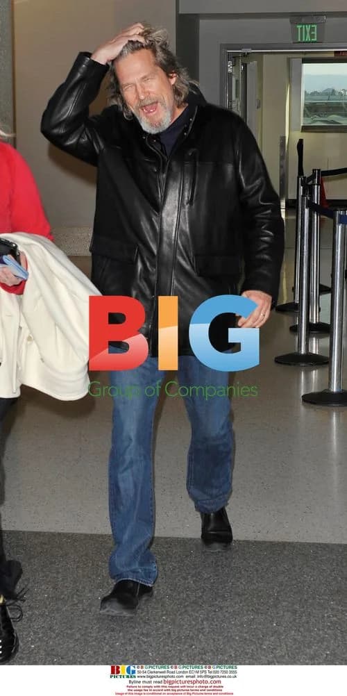 Jeff Bridges Signing Autographs at LAX