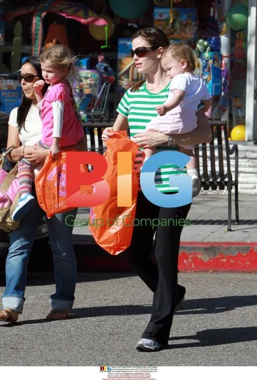 Jennifer Garner and daughters shopping