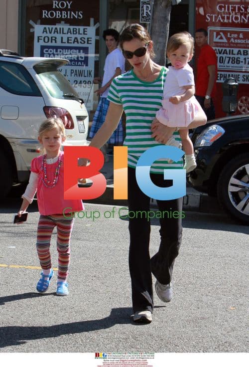 Jennifer Garner and daughters shopping