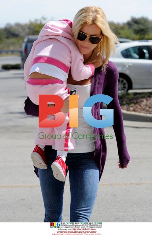 Elin Nordegren and Daughter Shopping