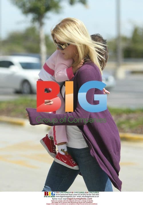 Elin Nordegren Shopping with Daughter in Florida