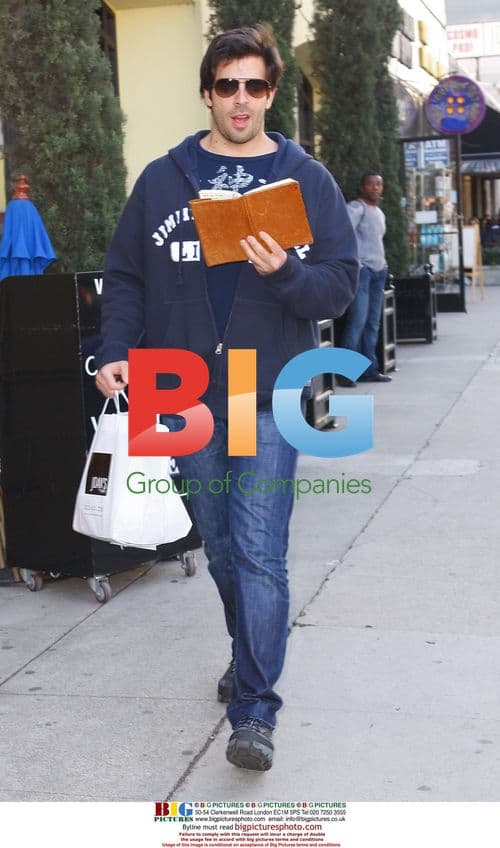 Eli Roth leaves restaurant with doggie bag