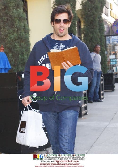 Eli Roth leaving restaurant with doggie bag