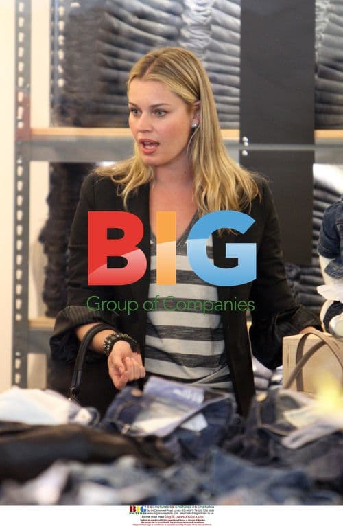 Rebecca Romijn and Jerry O'Connell shopping