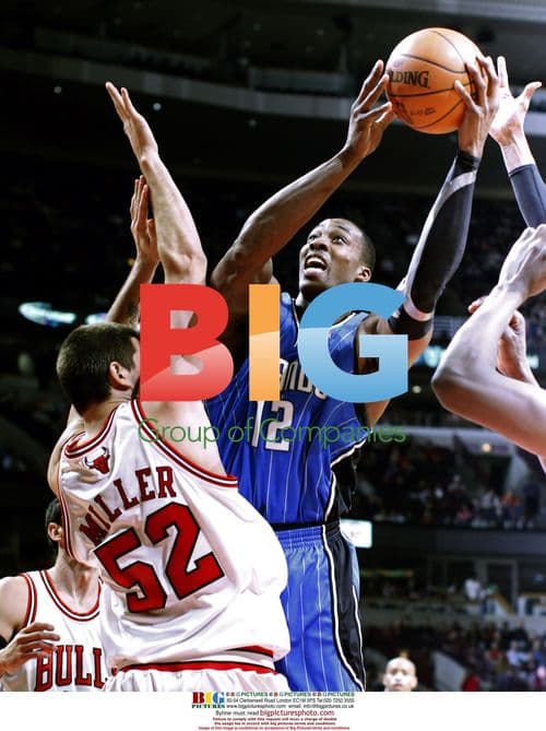 Dwight Howard shoots vs Bulls