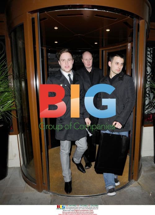 Olly Murs Buys Big Issue Magazine