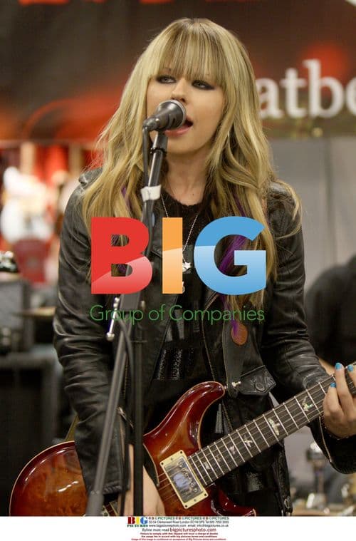 Orianthi Performs at Best Buy