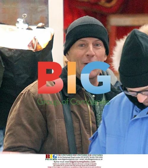 Bruce Willis and Mary Louise Parker on "Red" set