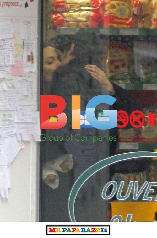 Brad Pitt and Angelina Jolie kissing in Paris