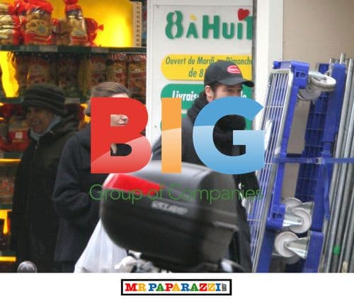 Brad Pitt and Angelina Jolie Kiss in Paris