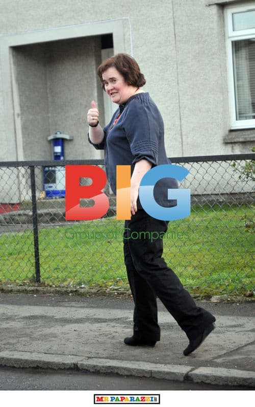 Susan Boyle Waving After Break-In