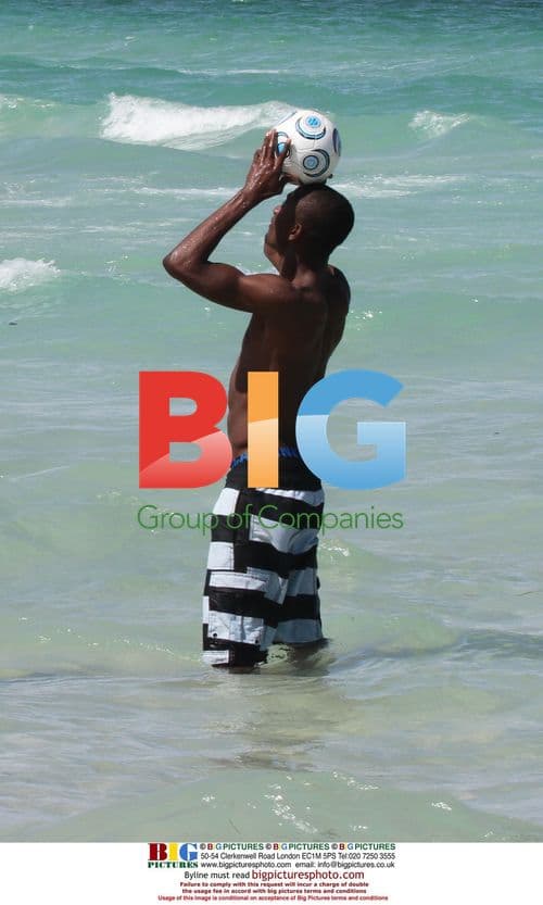 Salomon Kalou poses with fans in Miami