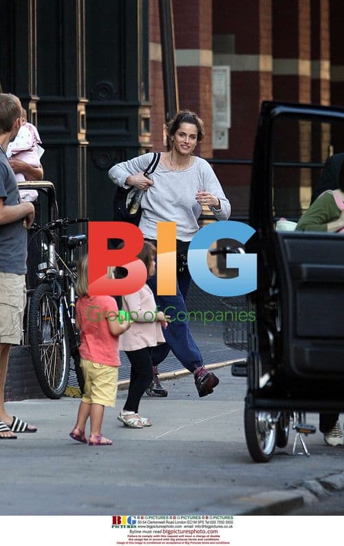 Amanda Peet Departs NYC Apartment