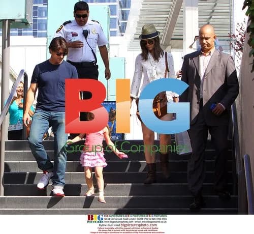 Tom Cruise and Katie Holmes with Daughter Suri Shopping