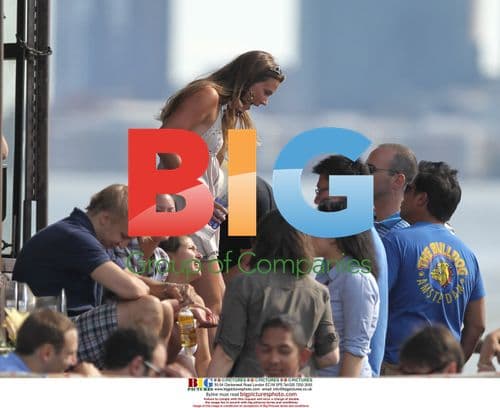 Joss Stone enjoys drinks with friends