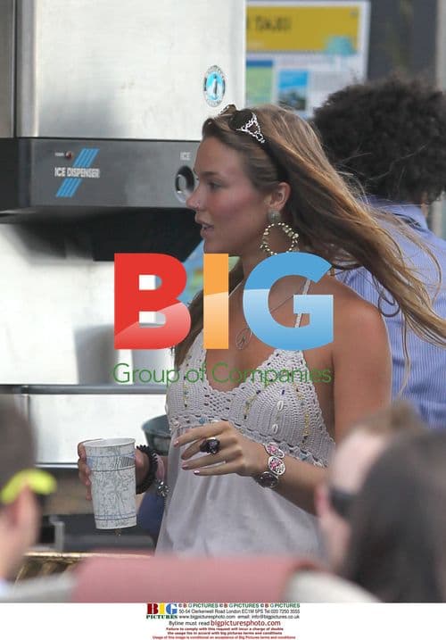 Joss Stone enjoys drinks with friends in New York