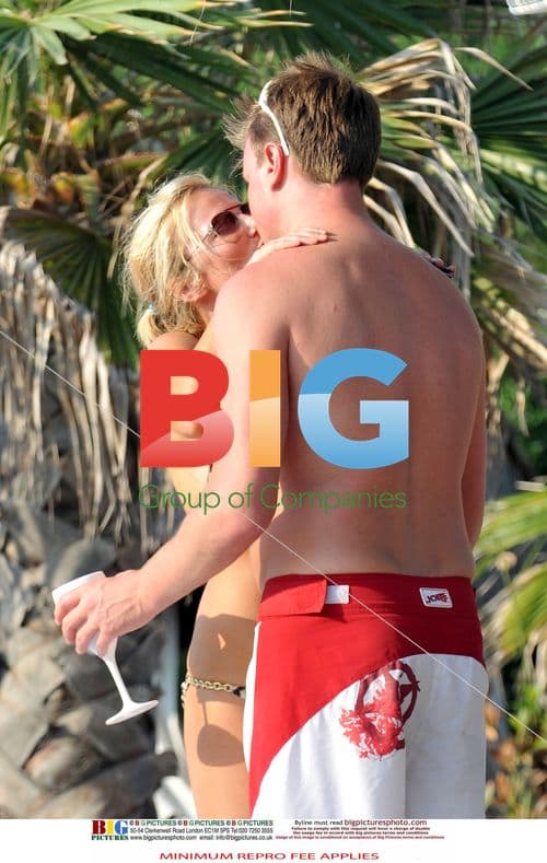 Geri Halliwell PDA in France