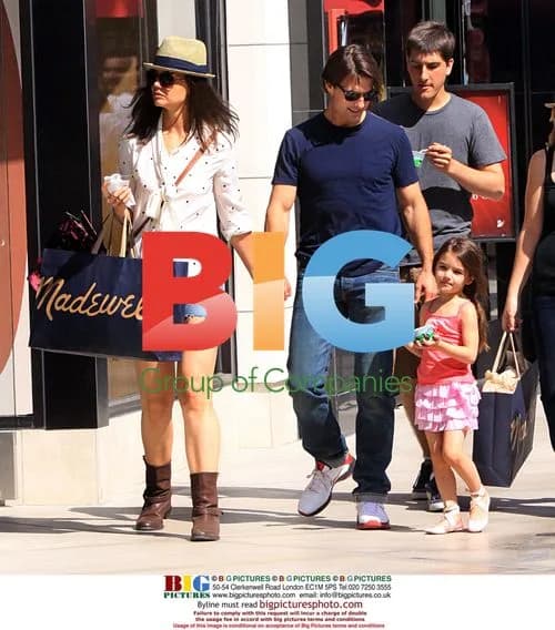 Tom Cruise and Katie Holmes with daughter Suri at mall