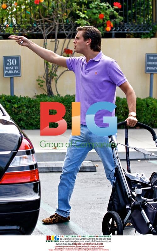 Kourtney Kardashian Video Tapes Photographers