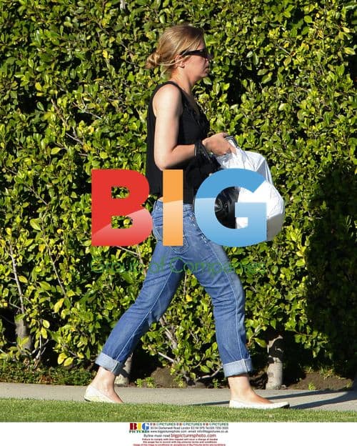 Lindsay Lohan's Assistant Brings Her Sushi