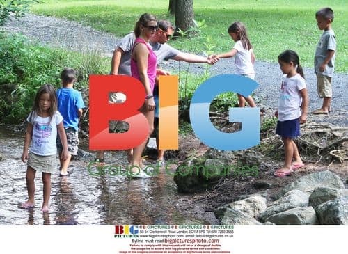 Jon Gosselin and Girlfriend Take Kids for Walk