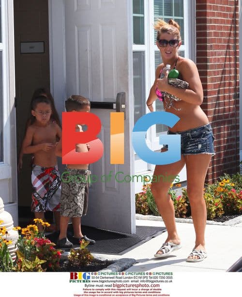 Jon Gosselin with girlfriend and sextuplets