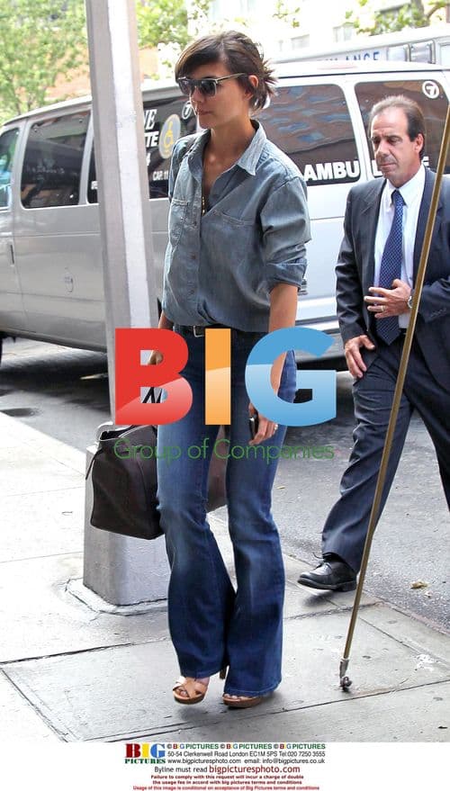 Katie Holmes Arriving at Apartment in NYC