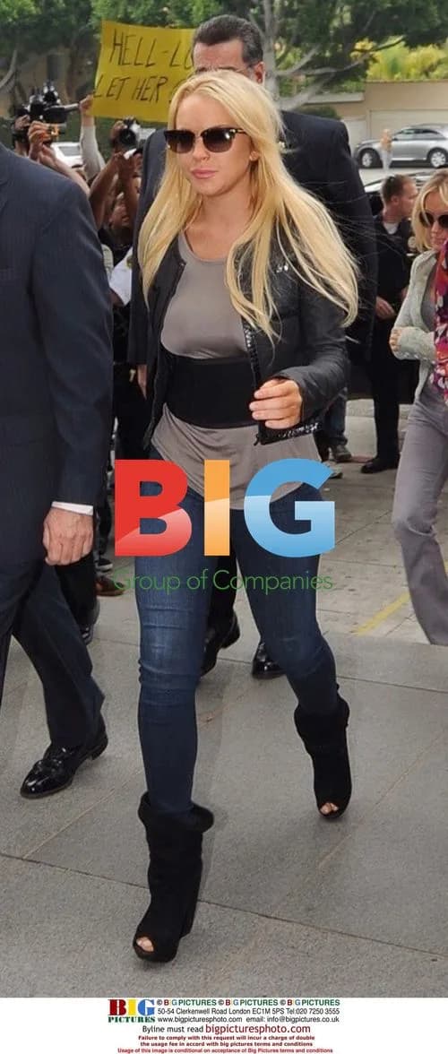 Lindsay Lohan Arrives at Courthouse