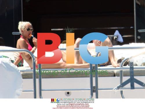 Andres Iniesta Relaxes on Holiday with Girlfriend