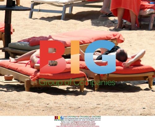 Andres Iniesta relaxes in Italy with girlfriend