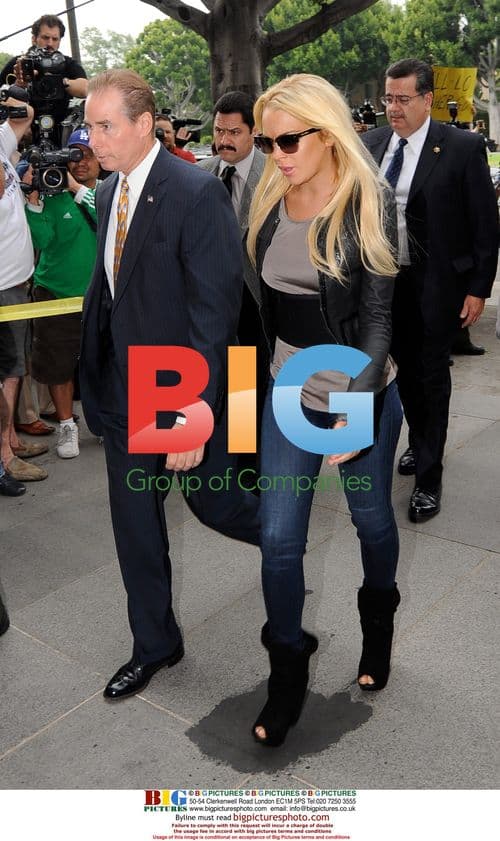 Lindsay Lohan Arrives at Courthouse