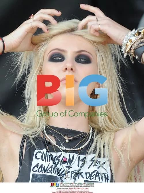 Taylor Momsen Performs at Vans Warped Tour