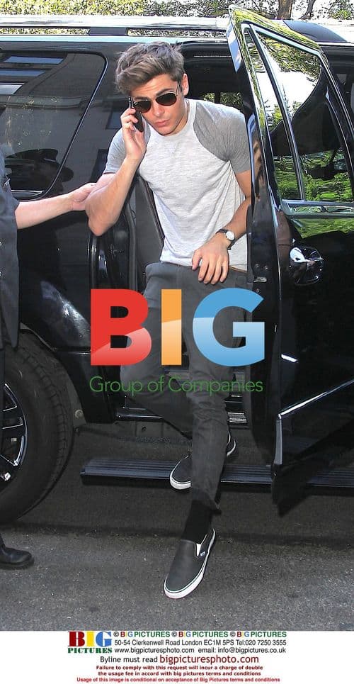 Zac Efron Arrives at Hotel in NYC