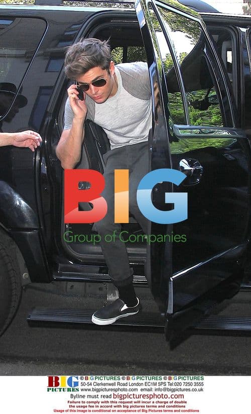 Zac Efron Arrives at Hotel in NYC