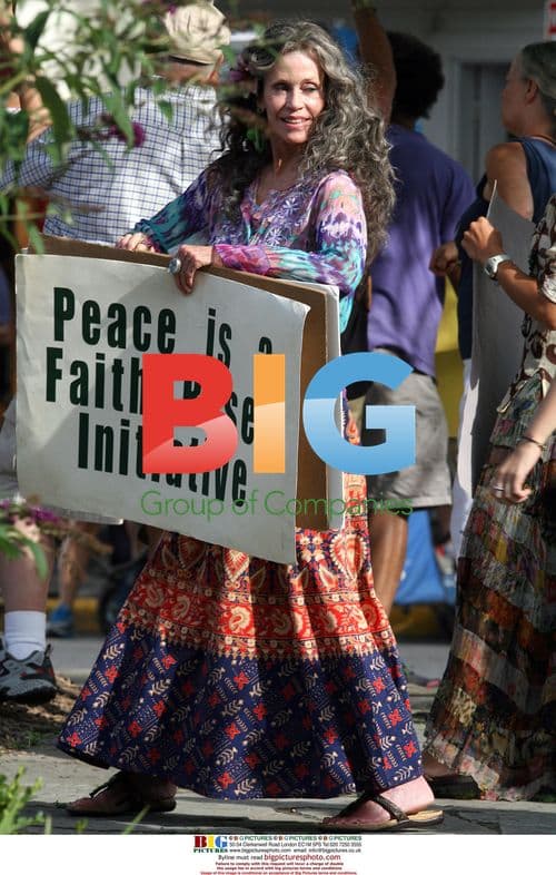 Jane Fonda, Elizabeth Olsen and Nat Wolff on set