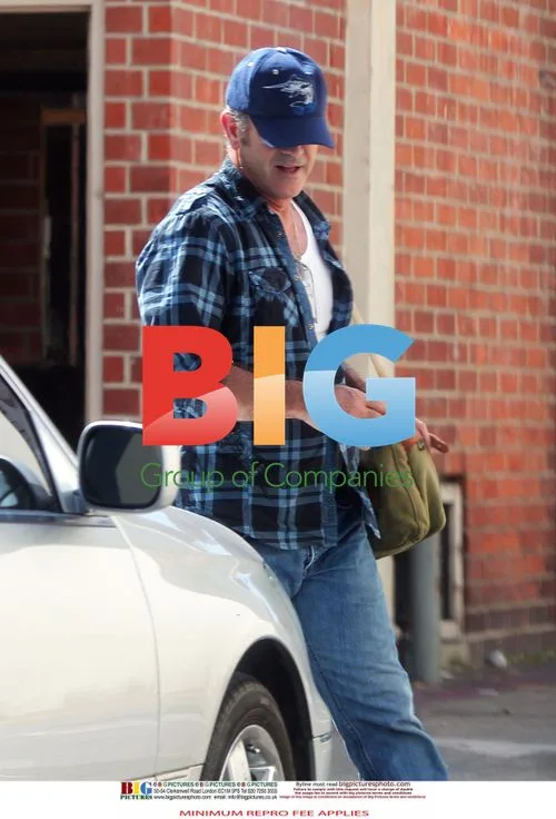 Mel Gibson Leaves Doctor's Office