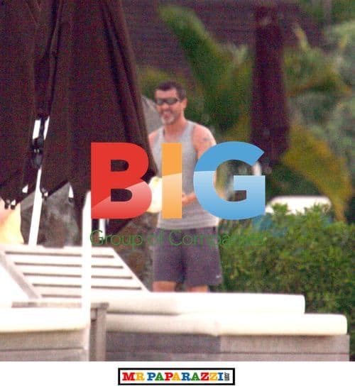 Roy Keane plays with family on Mauritius beach