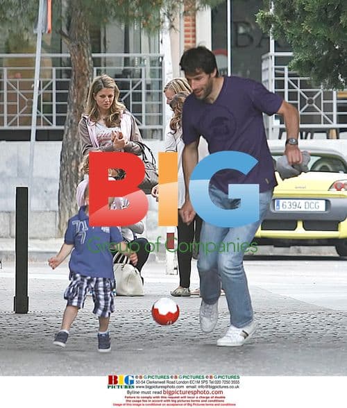 Ruud Van Nistelrooy plays with son in Madrid