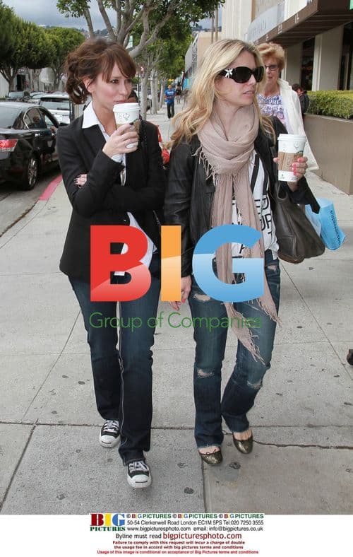 Jennifer Love Hewitt Shopping in L.A.