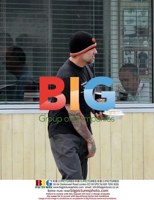 Jesse James Grabs a Bite in Long Beach