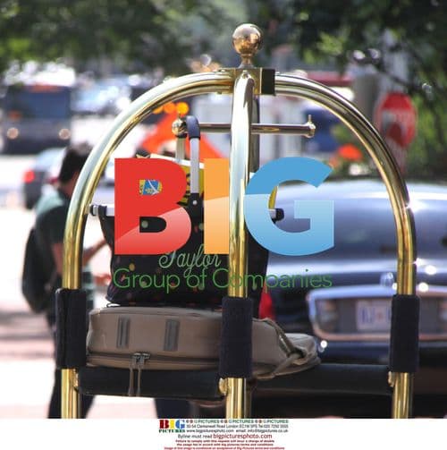 Taylor Swift Visits Walter Reed Hospital