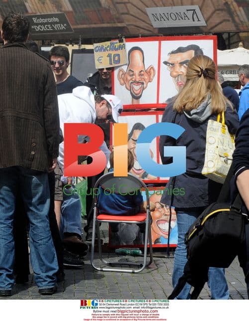 Russell Crowe and Family Explore Rome