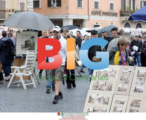 Russell Crowe and Family Sightseeing in Rome