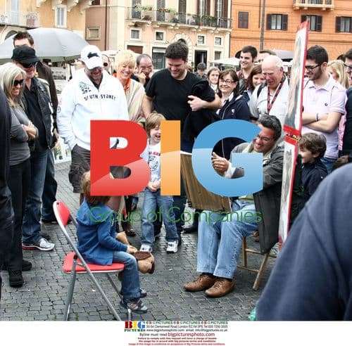 Russell Crowe and Family Explore Rome