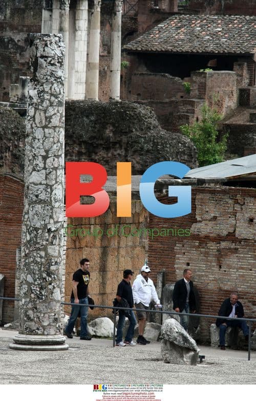 Russell Crowe and Family Tour Rome